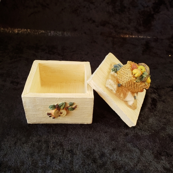FIGI Apple Basket Trinket box - Picture 2 of 7
